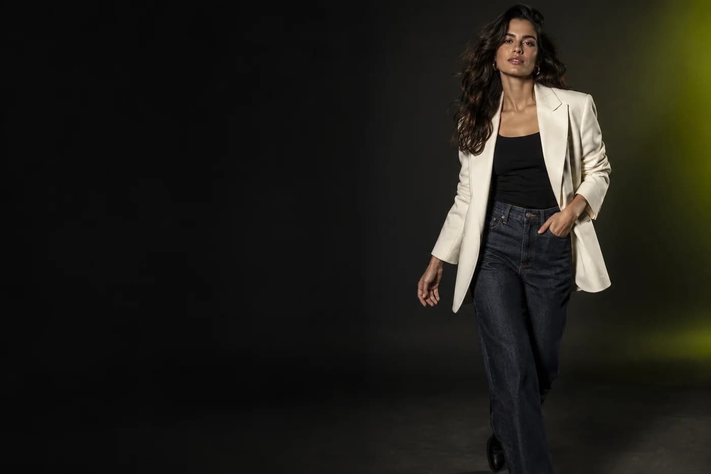Campanha de Black Friday com modelo de blazer claro e jeans em fundo escuro